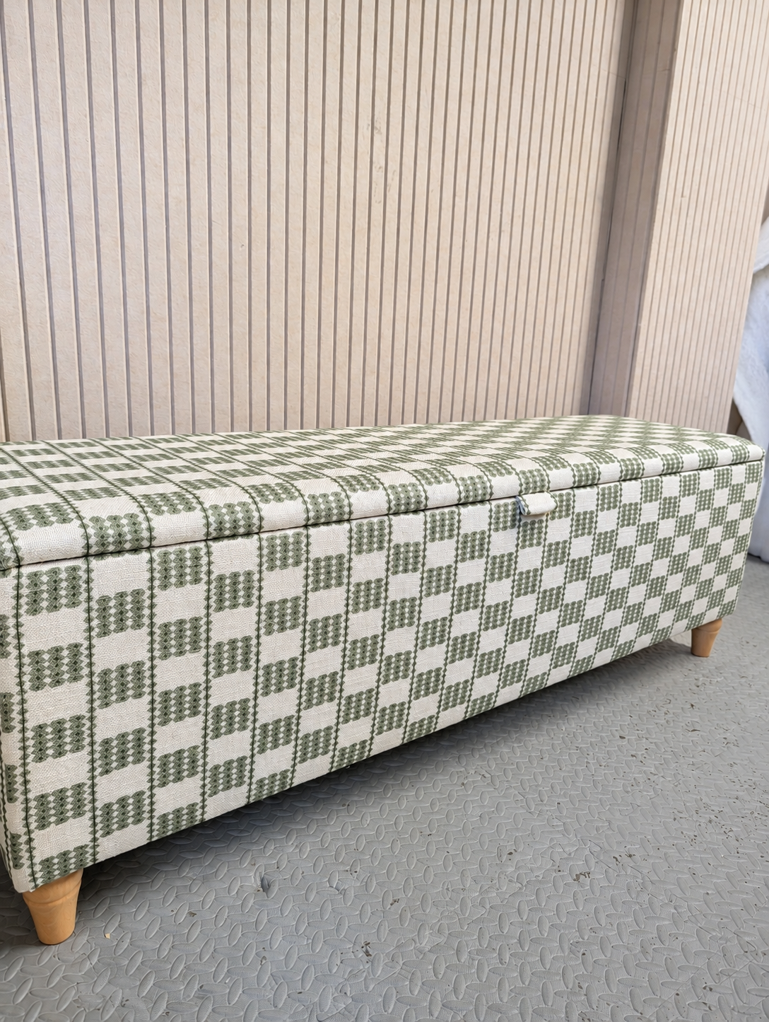 Alder Bench: iLiv Flint Collection