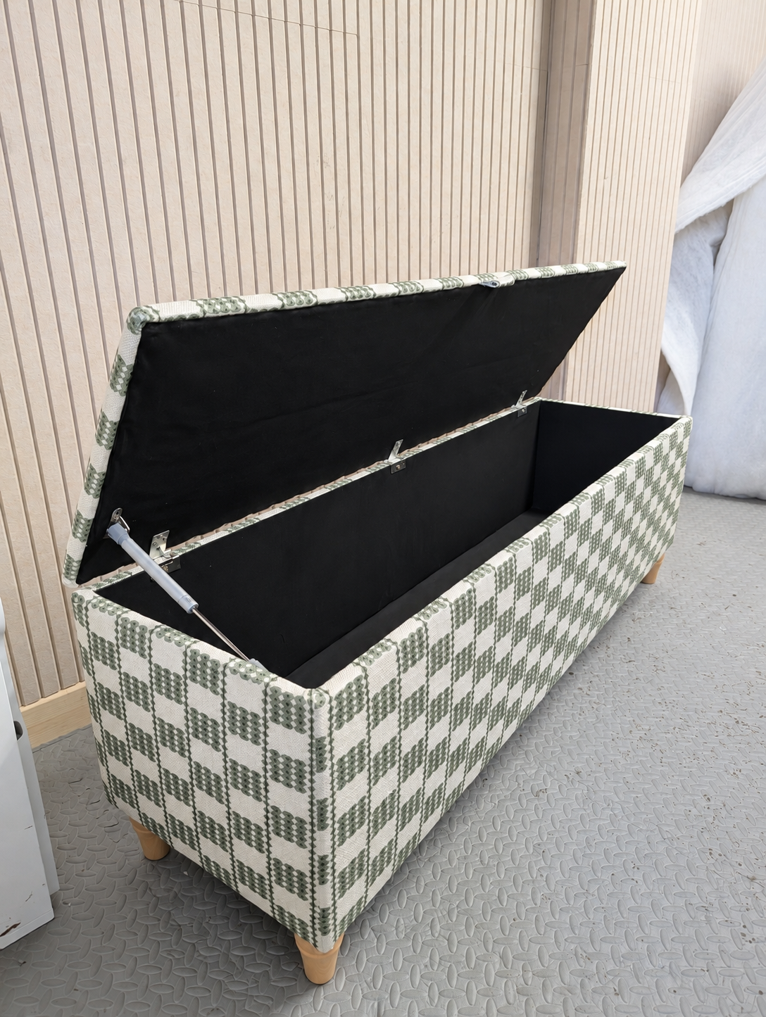 Alder Bench: iLiv Flint Collection