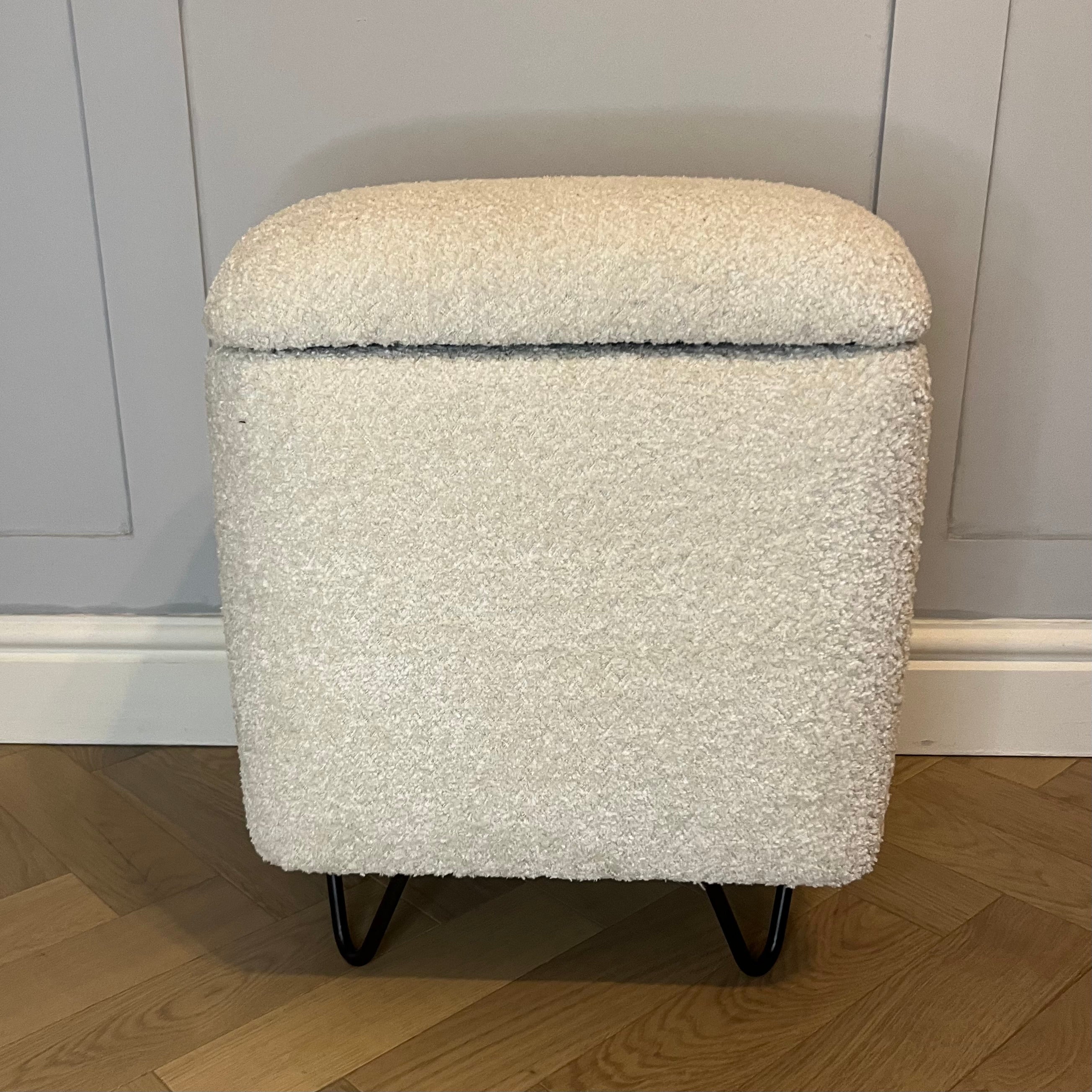 Storage vanity chair in beige with black hair pin legs